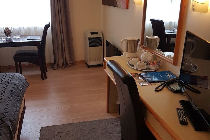 Room 17 of 90