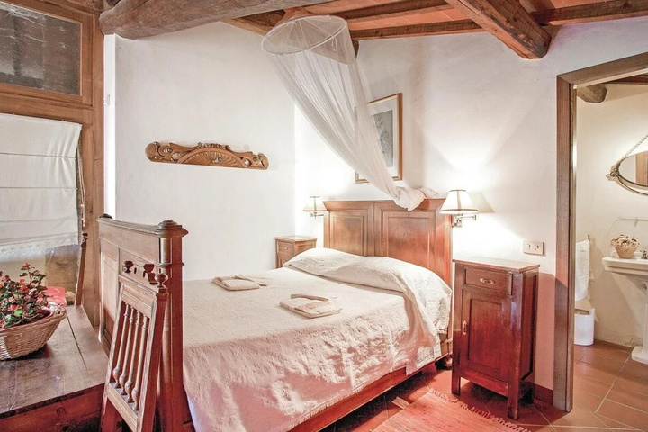 Room 5 of 16