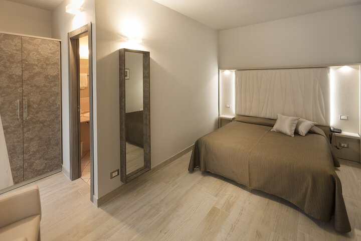 Room 4 of 87