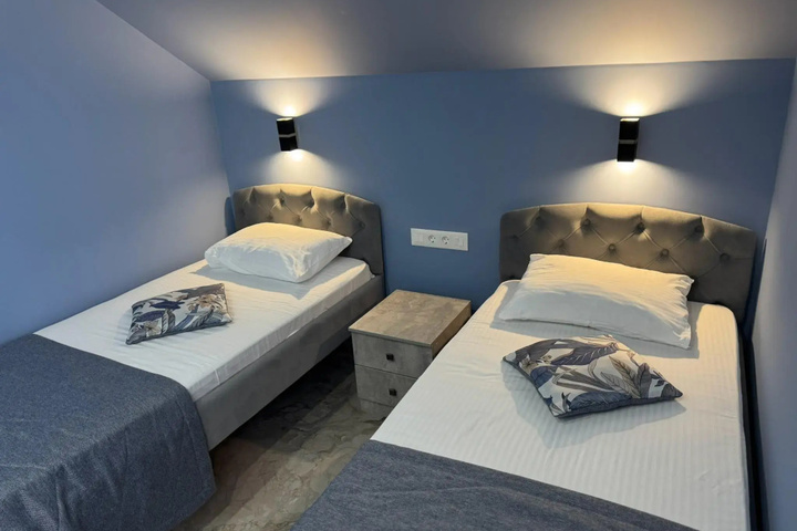 Room 2 of 10