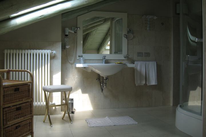 Room 9 of 27