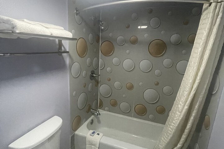 Room 9 of 14