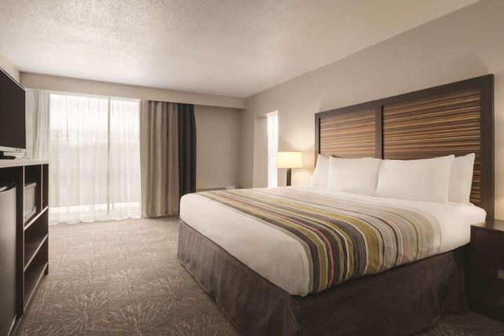1 King Bed (3 of 5)