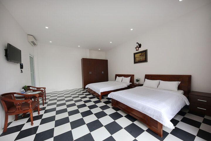 Room 6 of 16