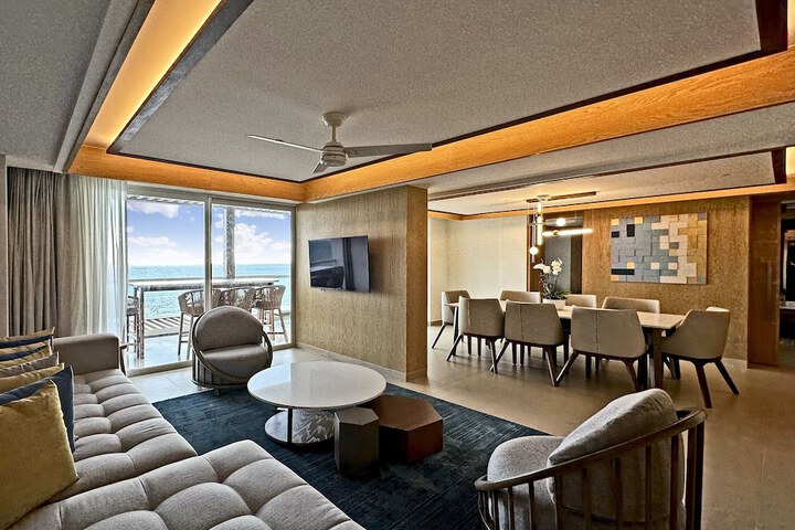 Lounge 65 of 98