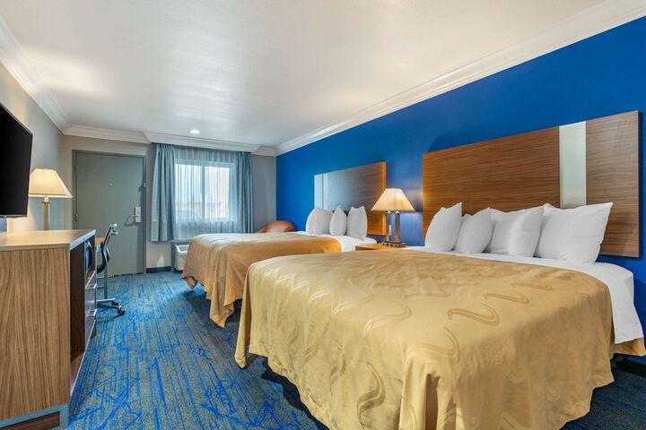 2 Queen Beds (5 of 11)