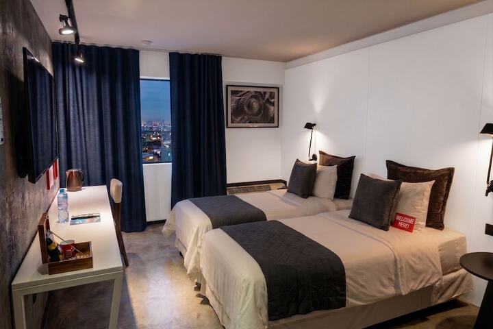 Room 28 of 82