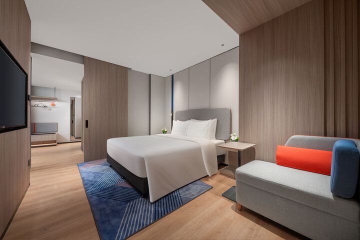 Room 4 of 96