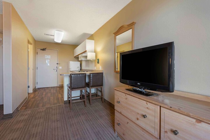 2 Queen Beds Kitchen (9 of 11)