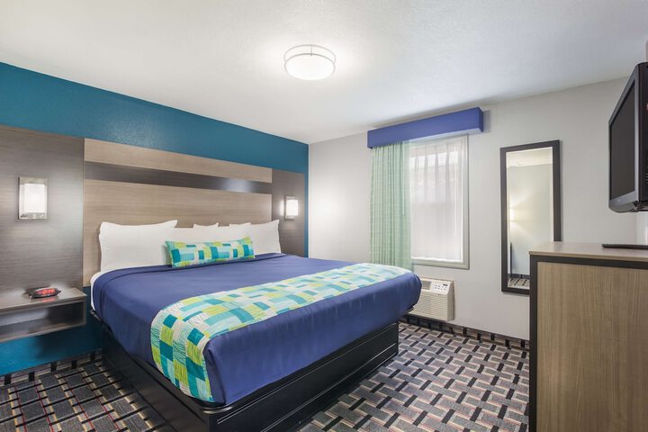 1 King Bed Suite (3 of 13)