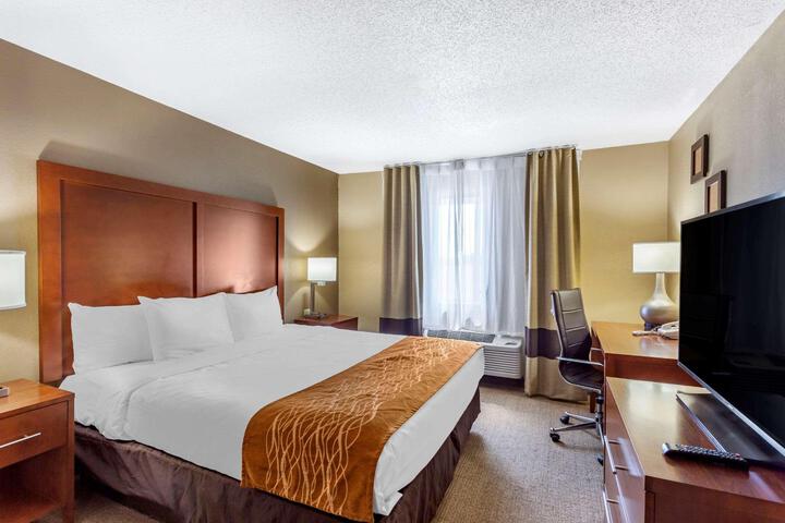 1 King Bed (5 of 9)