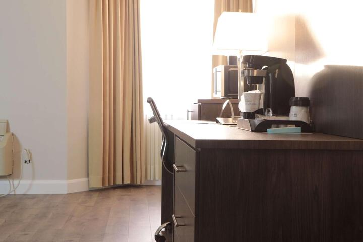 1 Queen Bed Work Desk Refrigerator Wood Floor Shower Only Full Breakfast (18 of 22)