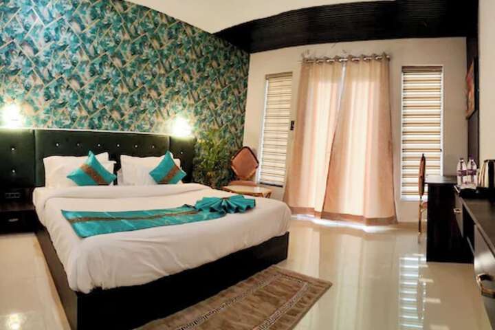 Room 12 of 25
