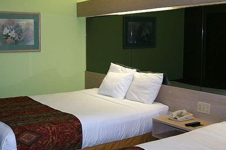 1 Queen Bed (2 of 17)