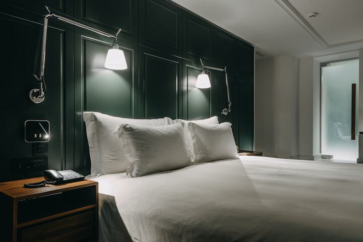 Room 13 of 110