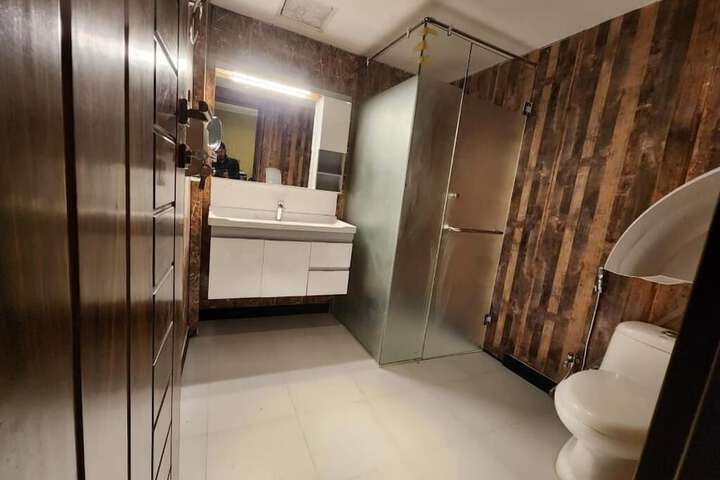 Room 4 of 8