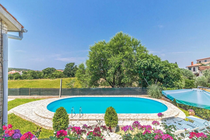 Pool 12 of 18