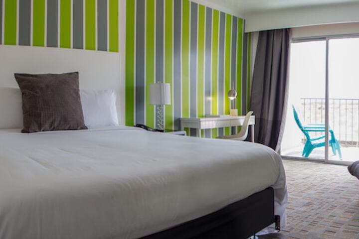 1 King Bed (32 of 44)