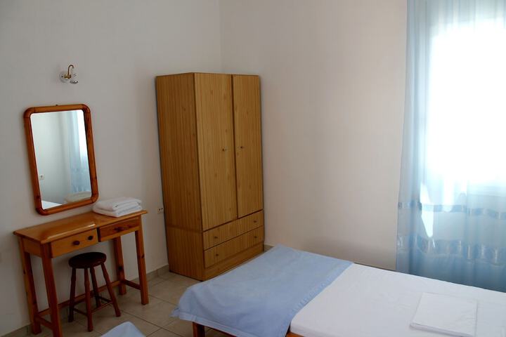 Room 3 of 71
