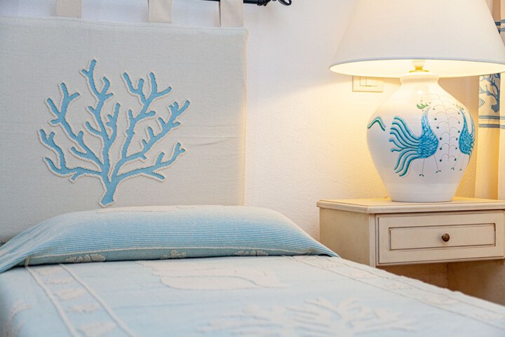 Room 8 of 90