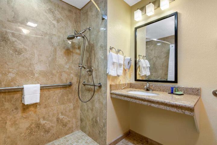 Double Accessible King Size Bed (6 of 16)