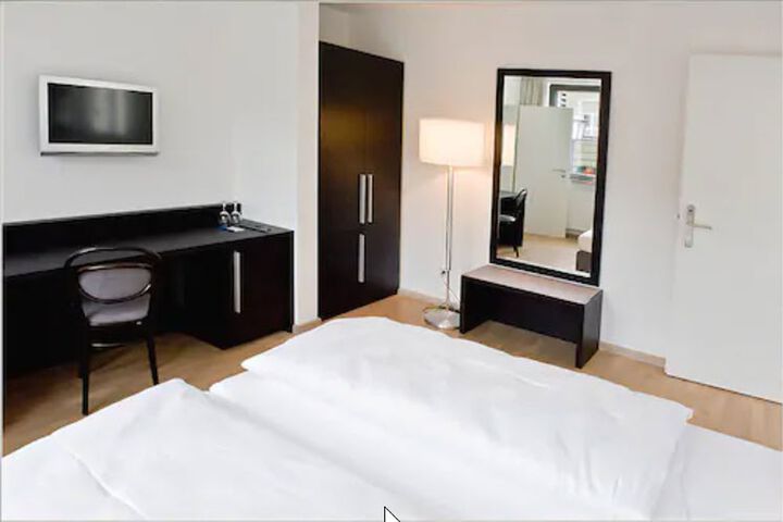 Room 10 of 43