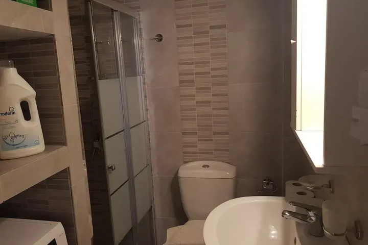Room 7 of 12