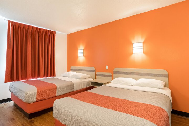 2 Double Beds (7 of 9)