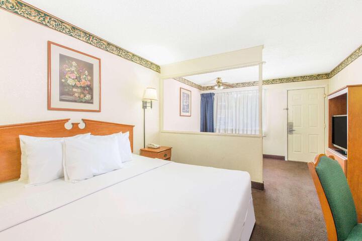 2 Queen Beds (2 of 9)