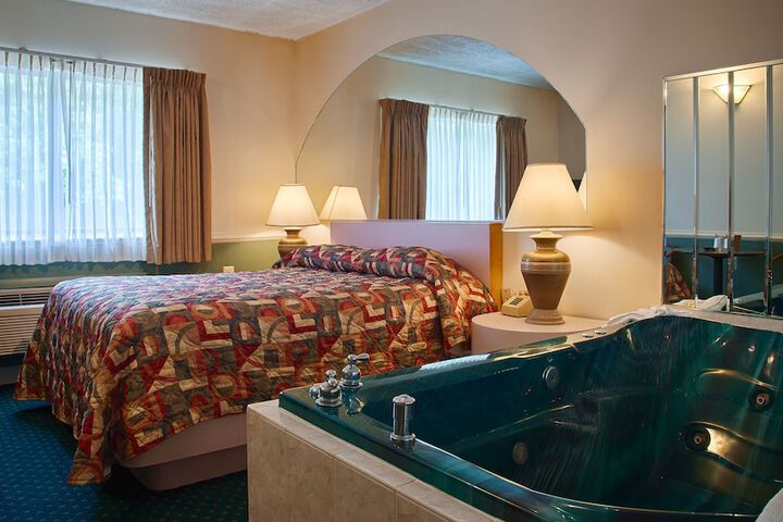 1 Queen Bed (6 of 22)
