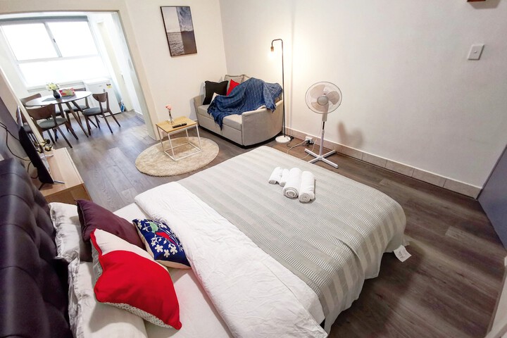 Room 2 of 83