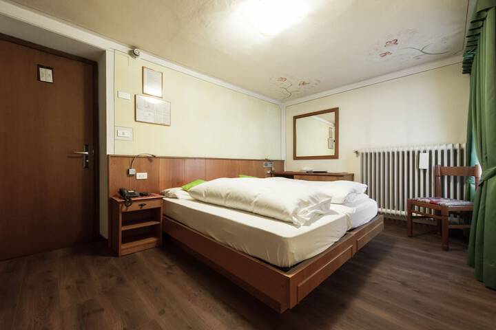 Room 4 of 37