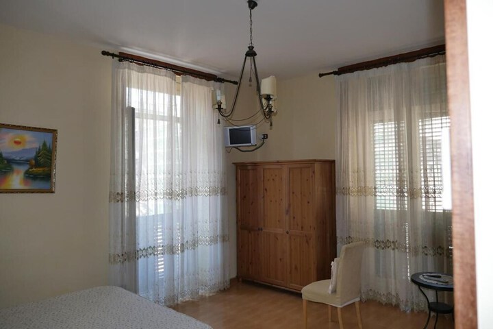 Room 9 of 18