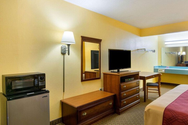 1 King Bed (9 of 12)
