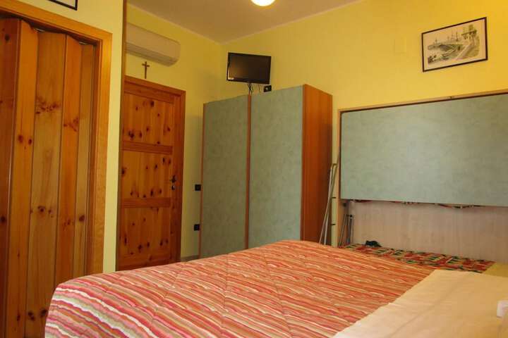 Room 10 of 38