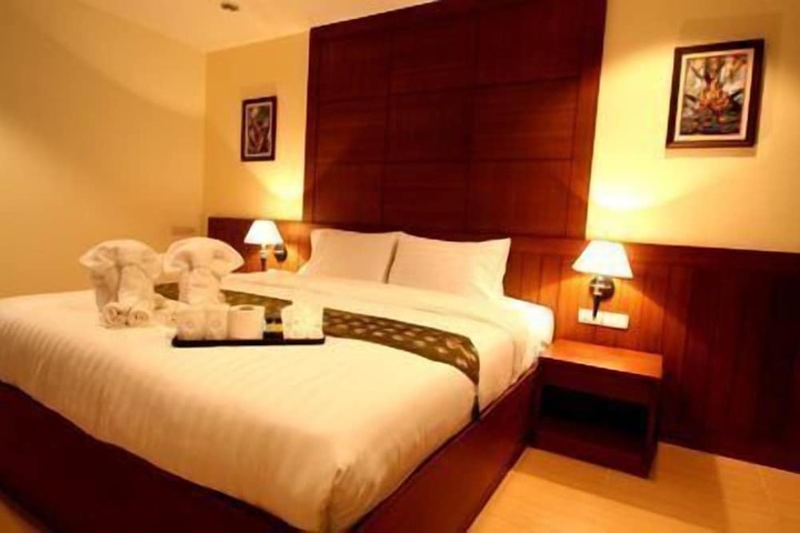 Room 4 of 9