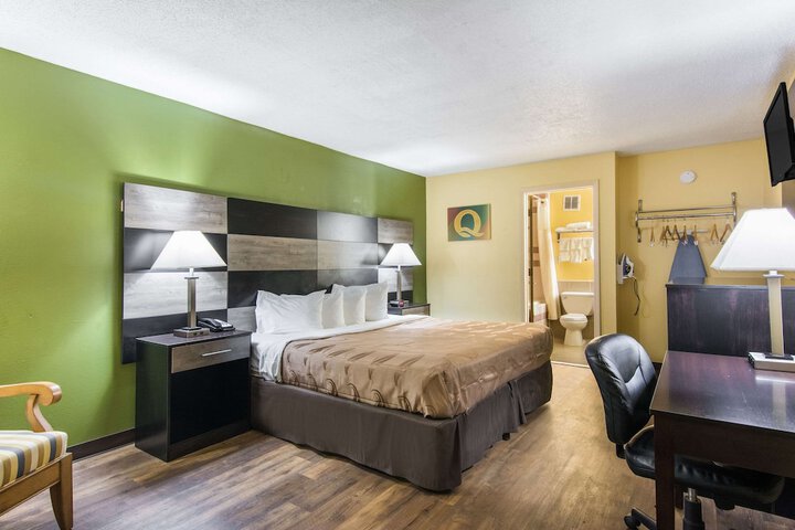 1 King Bed (2 of 7)