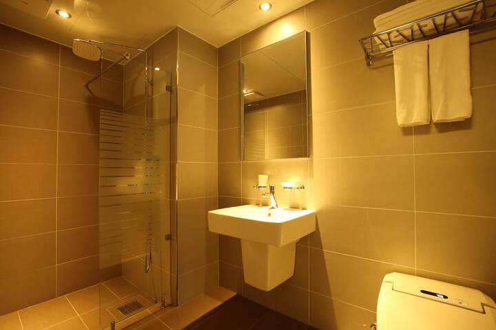 Room 33 of 46