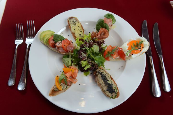 Dining 35 of 54
