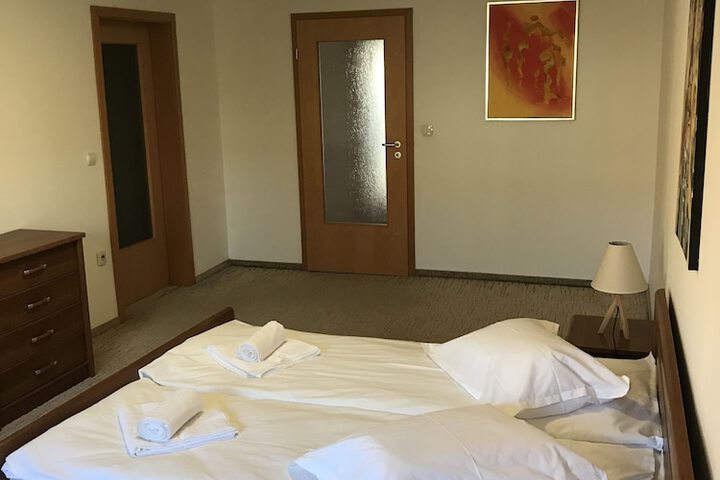 Room 4 of 12