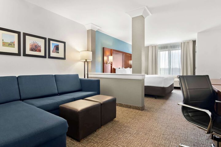 1 King Bed (3 of 10)