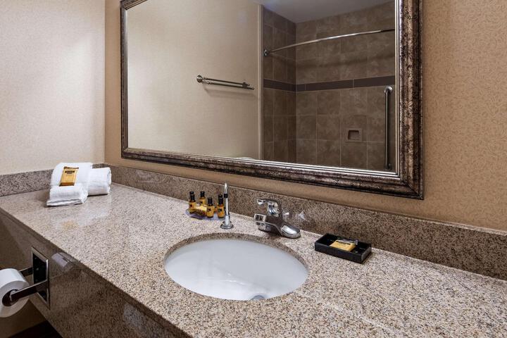1 King Bed High Speed Internet Accessible Microwave and Refrigerator Flat Screen Television Full Breakfast (8 of 23)