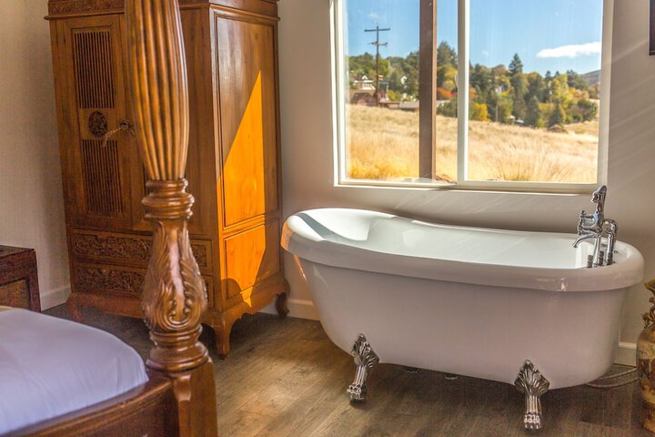 Deep soaking bathtub