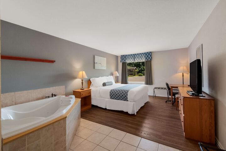 1 King Bed Mobility Accessible Communication Assistance Roll in Shower Full Breakfast (18 of 18)