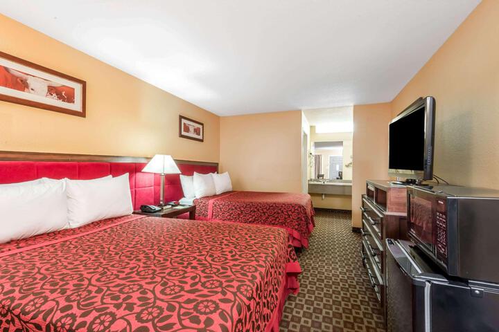 2 Double Beds (13 of 15)