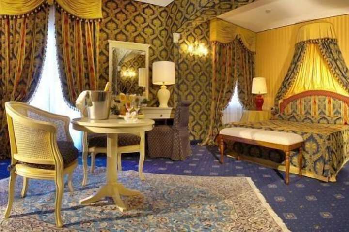 Room 10 of 62