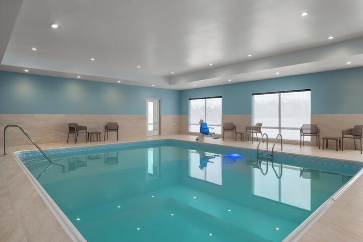 Photo of Holiday Inn Express and Suites Muncie Northwest by IHG Pool