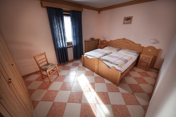 Room 5 of 28
