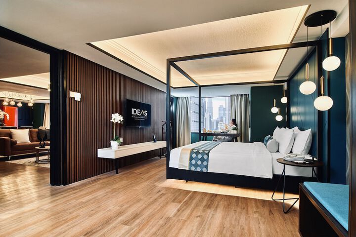 Room 8 of 33