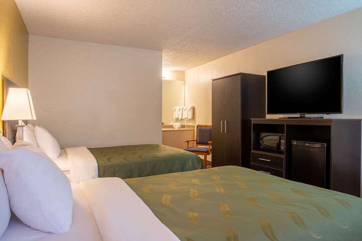 2 Double Beds (8 of 18)